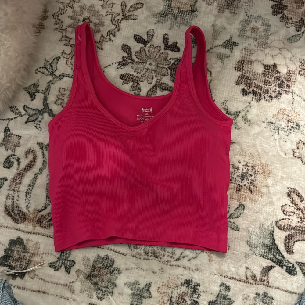 Fitted crop tank with built in bra